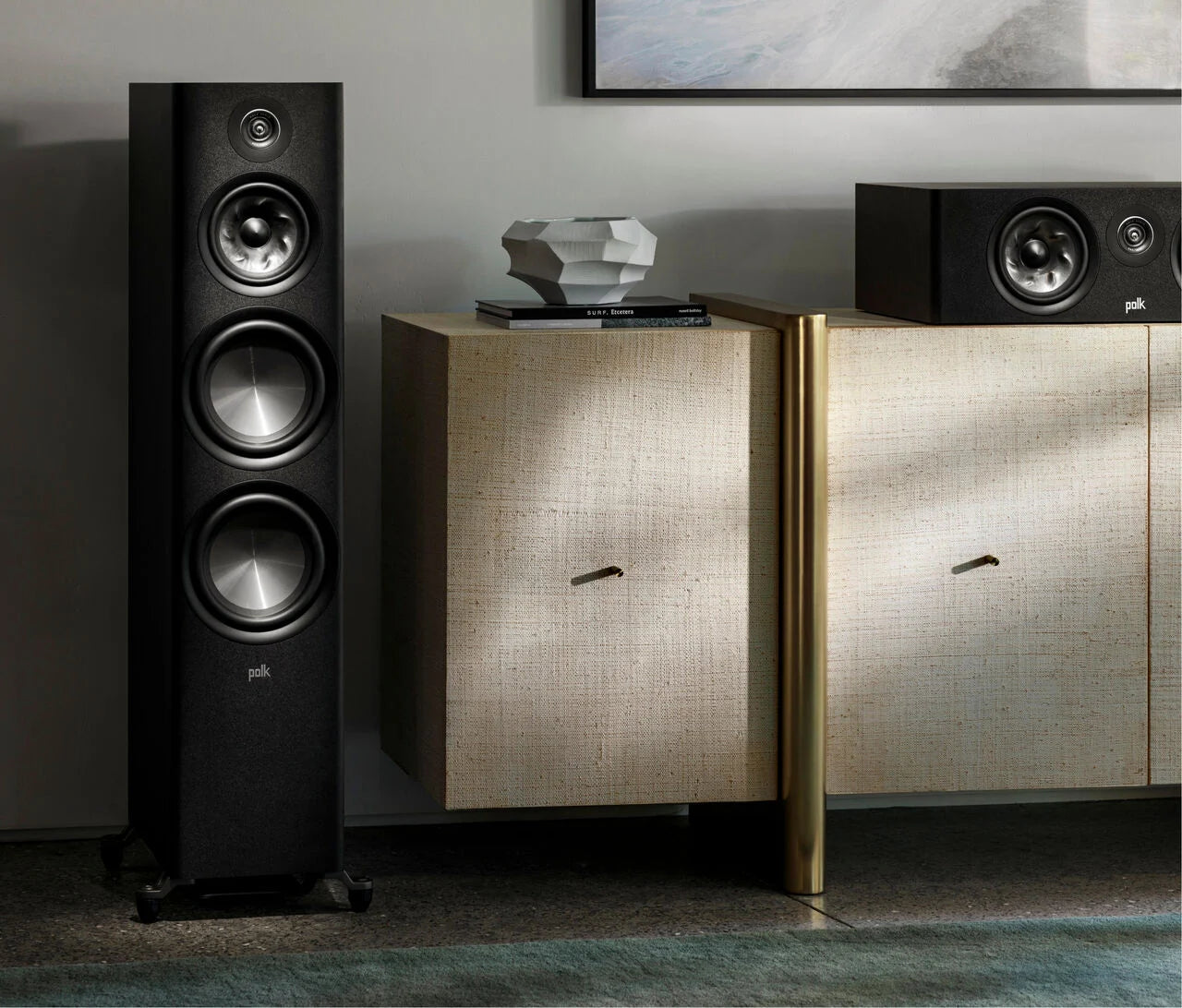 Polk Audio Reserve R700, boxă de podea neagră, vedere frontală. Prezintă trei difuzoare mari și un tweeter.