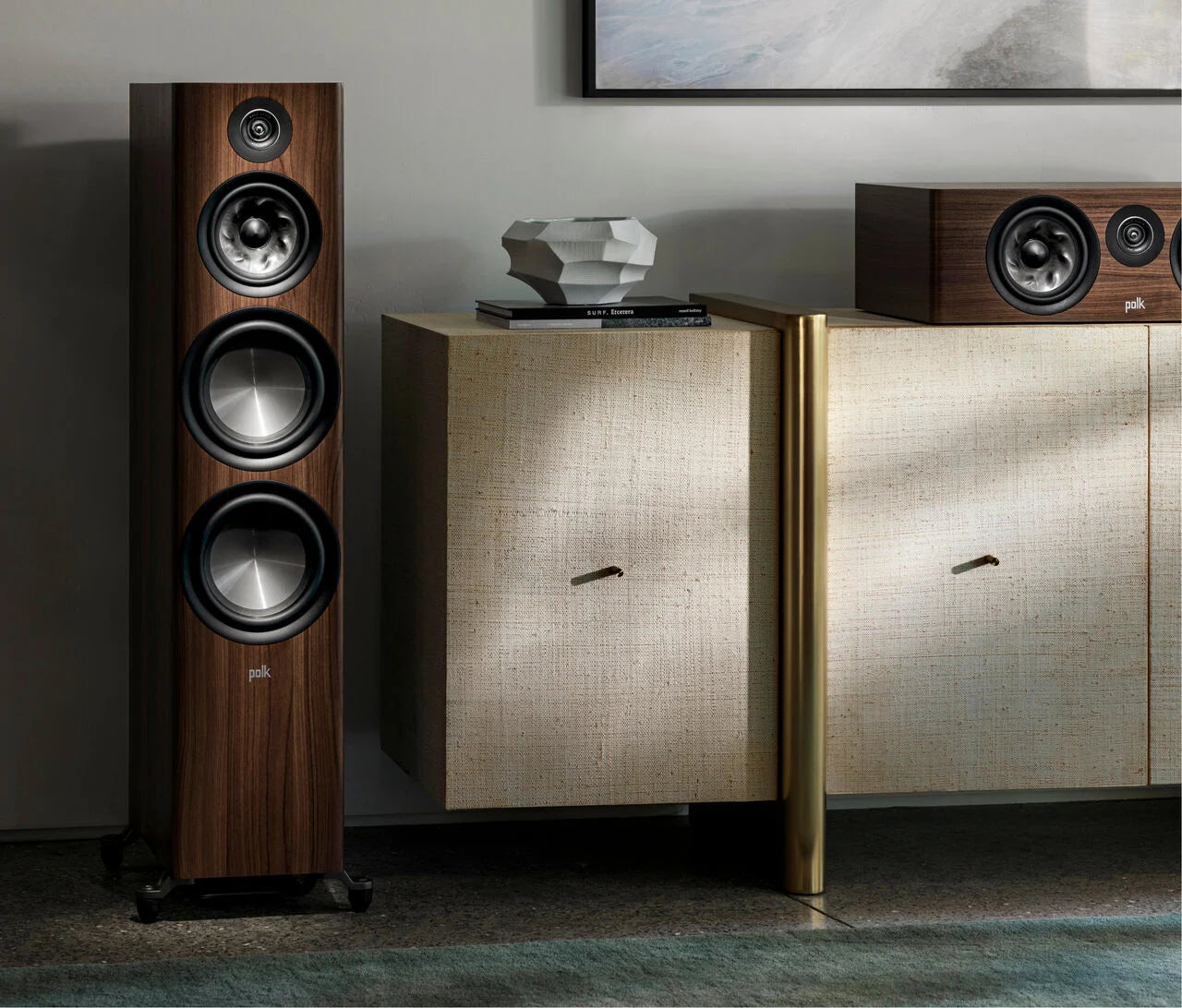 Boxă de podea Polk Audio Reserve R700, maro, vedere frontală, trei difuzoare mari și un tweeter.