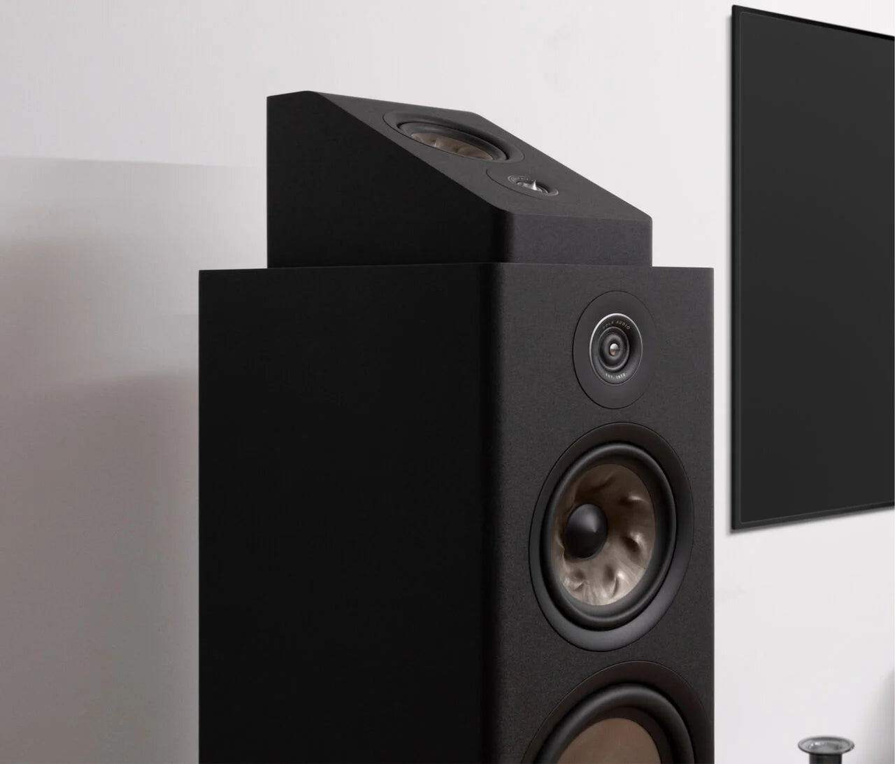 Boxa Polk Audio Reserve R900HT neagră, vedere laterală, evidențiind difuzorul superior Dolby Atmos și tweeterul frontal.