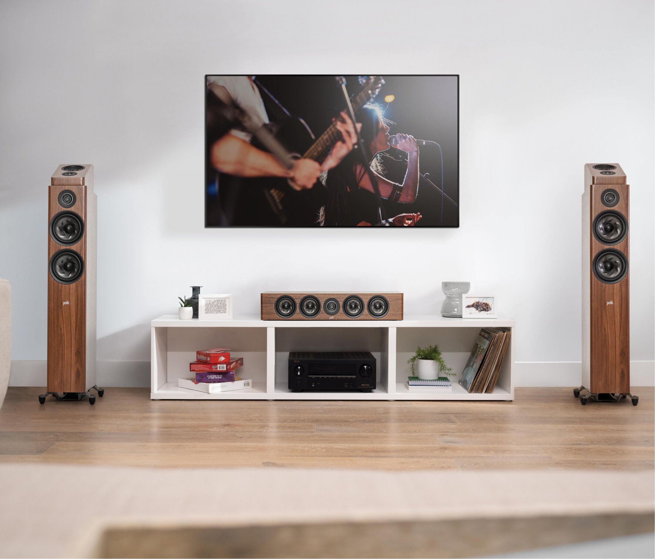 Boxe Polk Audio Reserve R900HT maro, amplasate în cameră de zi, lângă un sistem home theater.