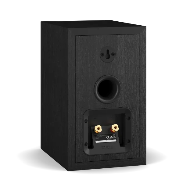 Boxă de raft Dali Sonik 1 Black Ash, vedere spate cu port bass reflex și conectori bi-wire aurii.