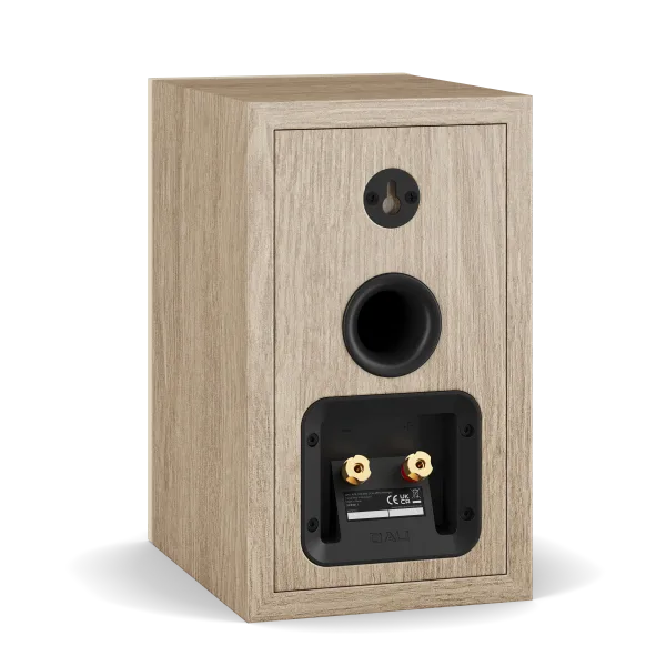 Boxă Dali Sonik 1 culoare stejar natural, vedere spate cu port bass reflex și conectori audio.