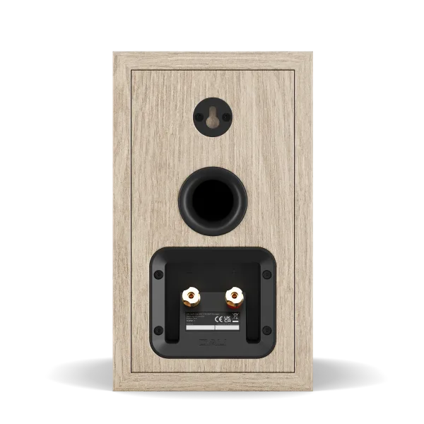 Spatele boxei Dali Sonik 1 culoare stejar natural, cu port bass-reflex și conectori audio bi-wire.