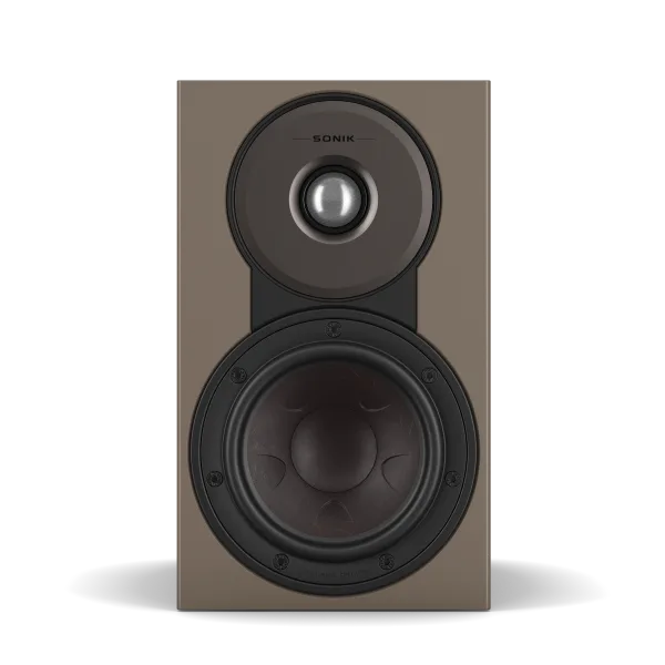 Boxă de raft Dali Sonik 1 culoare nuc, vedere frontală cu tweeter și woofer vizibile pentru detalii audio.