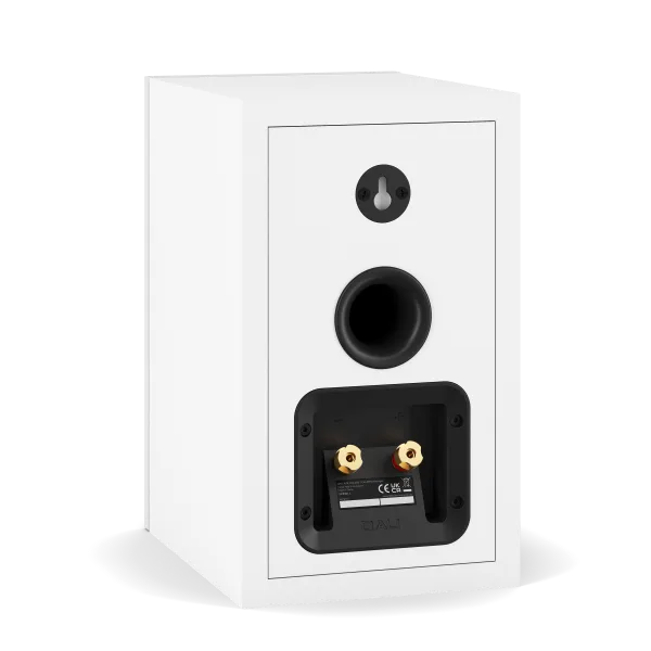 Boxă Dali Sonik 1 albă, vedere din spate, cu port bass reflex și conectori aurii pentru cabluri audio.