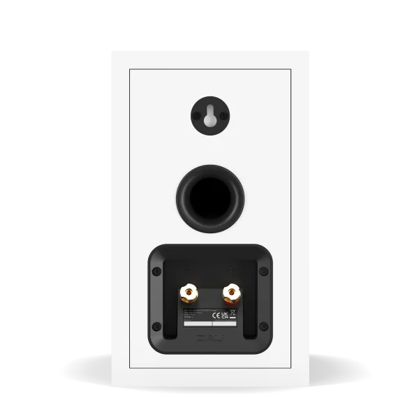 Boxă de raft Dali Sonik 1 albă, vedere din spate cu port bass reflex și conectori pentru cabluri audio.