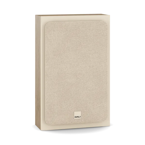 Dali Sonik ON-WALL boxă Natural Oak, vedere frontală cu grilă textilă bej și logo DALI jos.