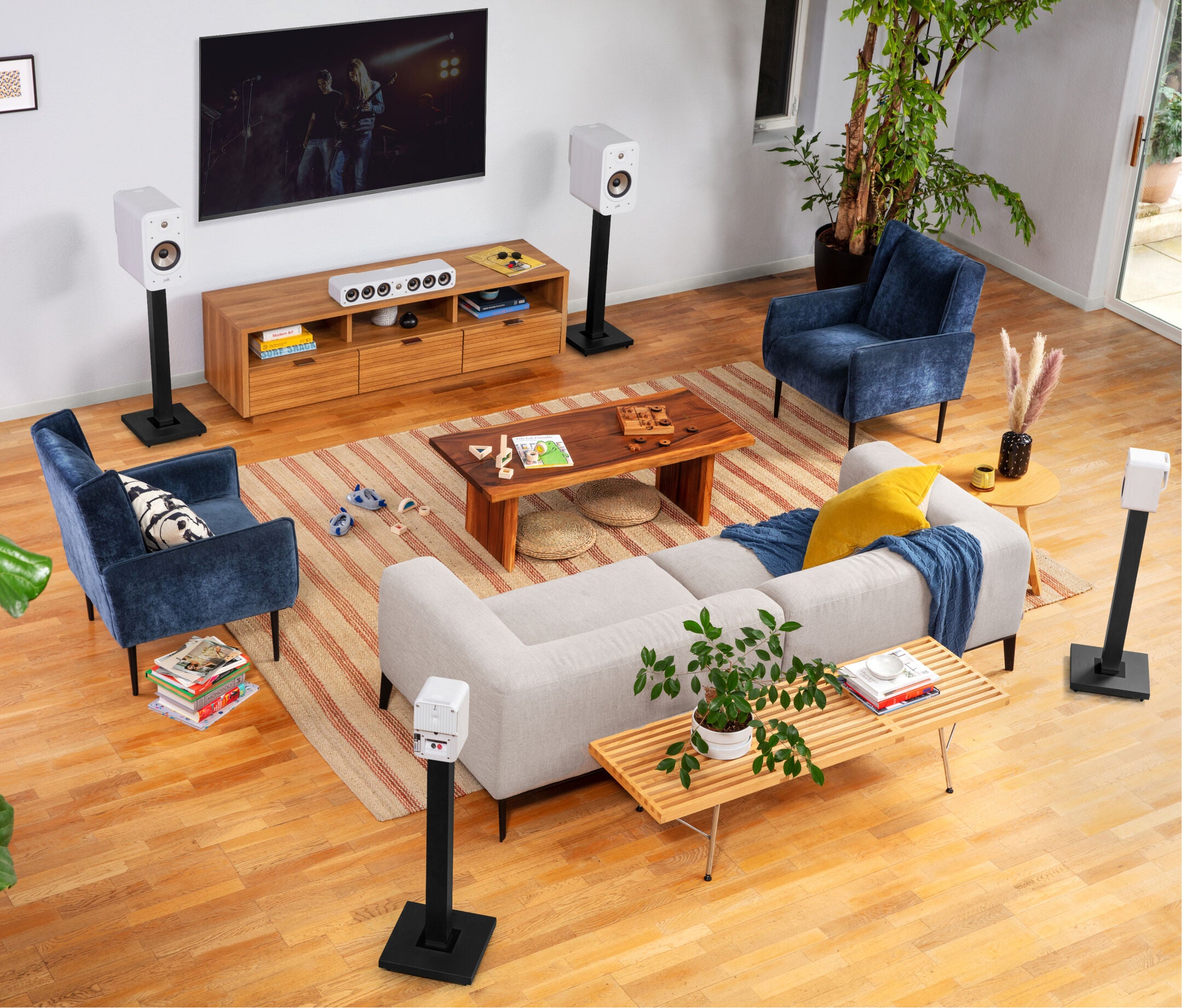 Boxe de raft Polk Audio Signature Elite ES10 albe, amplasate în sufragerie, pe suporturi negre.