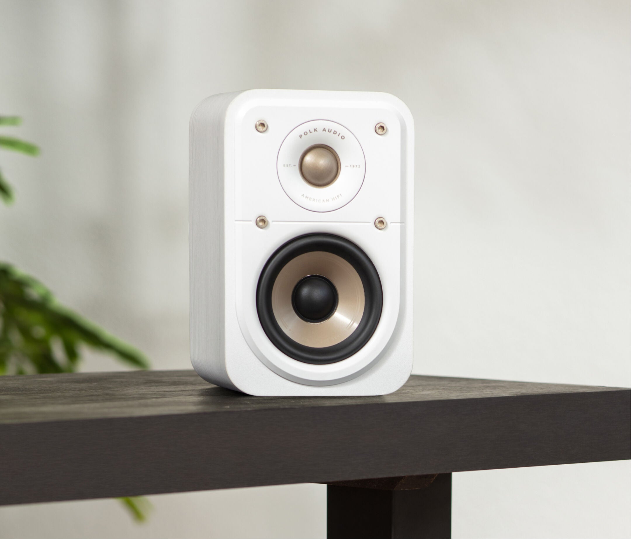 Boxa albă Polk Audio Signature Elite ES10, vedere frontală, tweeter și woofer vizibile pe suport negru.