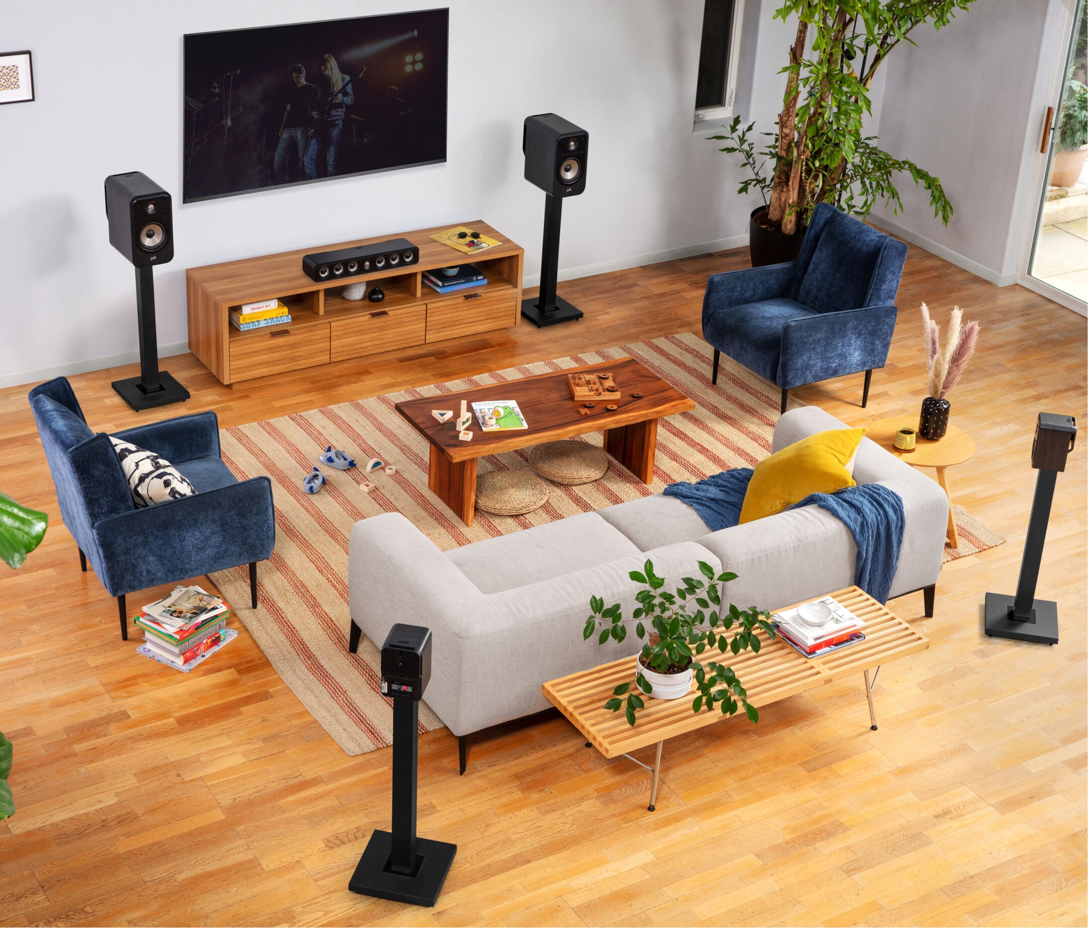 Polk Audio Signature Elite ES20 negru, vedere în situ, amplasate pe suporturi în sufragerie modernă.