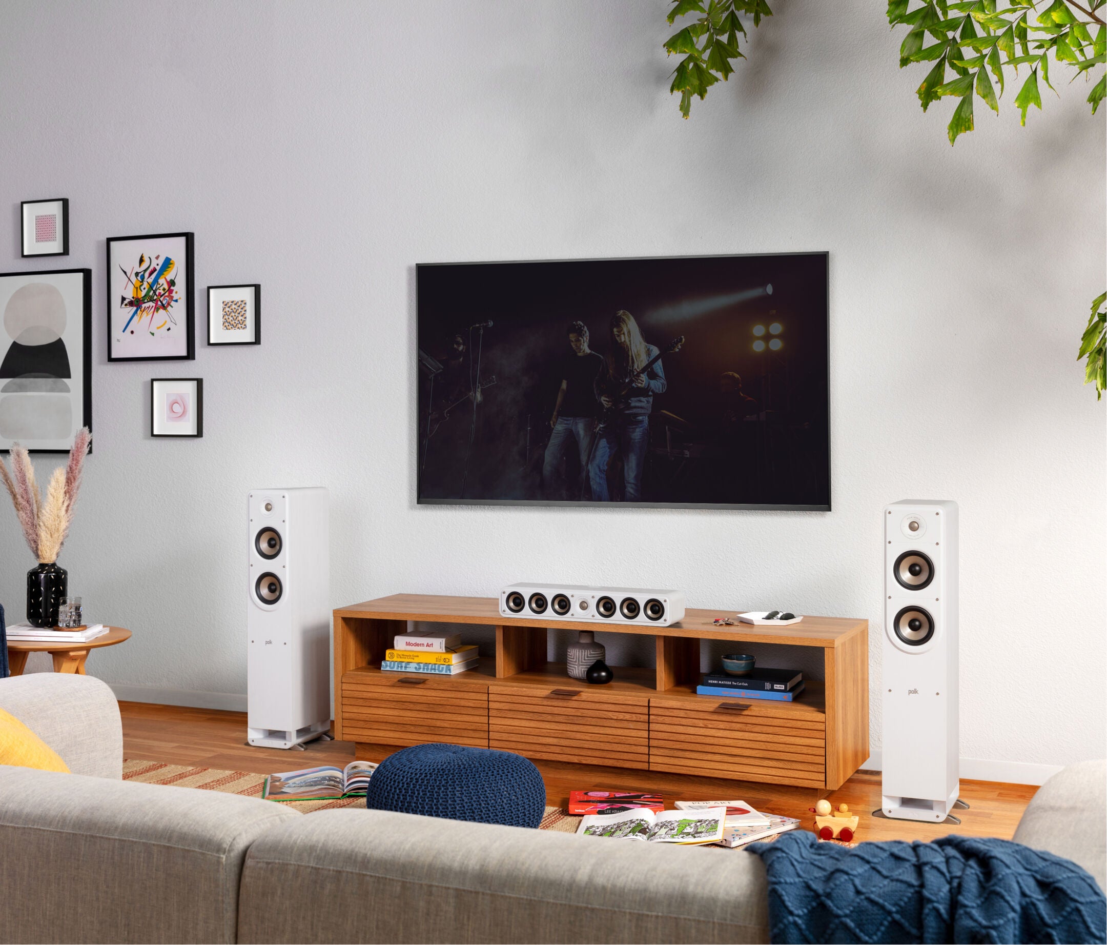Boxa centru Polk Audio Signature Elite ES35 albă, amplasată într-un living modern, lângă televizor.