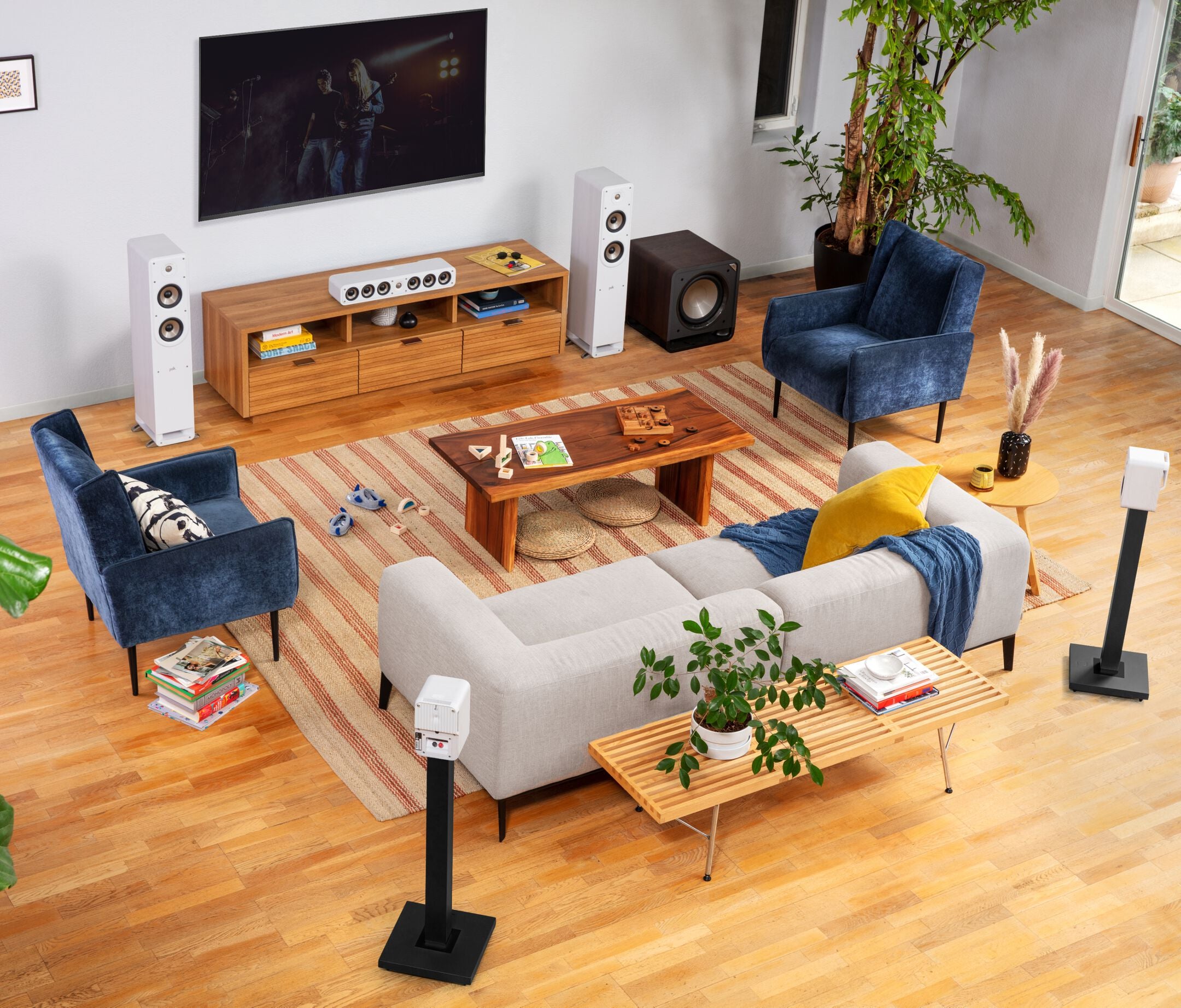 Boxe de podea Polk Audio Signature Elite ES50 albe, amplasate într-un living modern, lângă televizor.