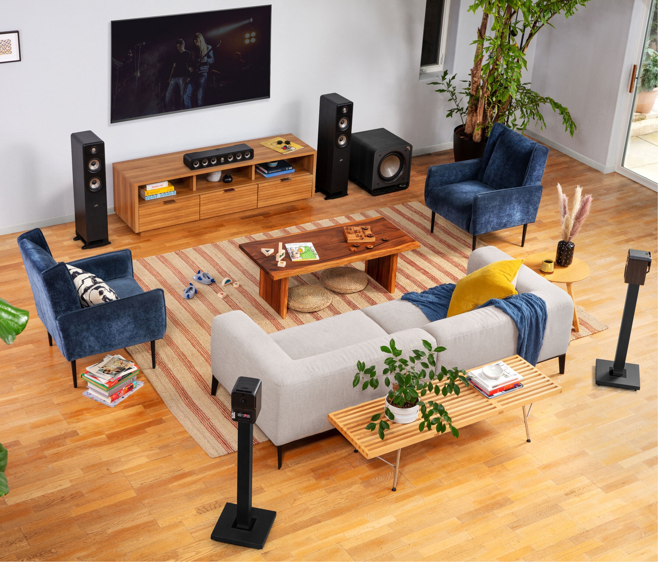 Boxe de podea Polk Audio Signature Elite ES50 negre, amplasate într-un living modern cu sistem home theater.