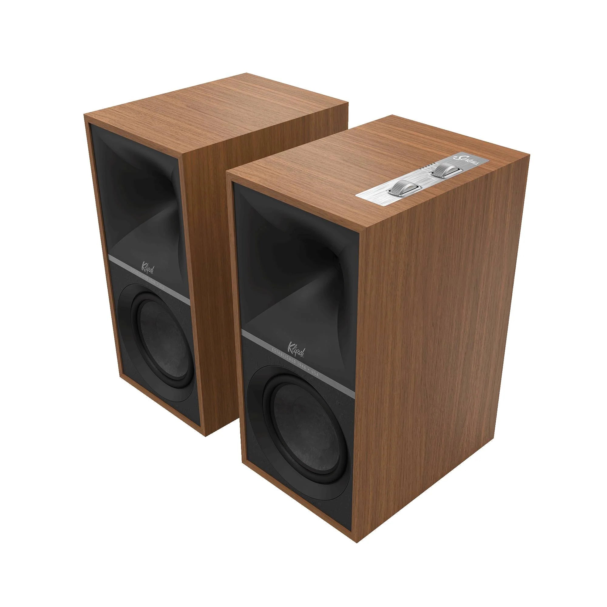 Boxe active Klipsch The Sevens culoare nuc, vedere frontală unghiulară, panou control superior vizibil.