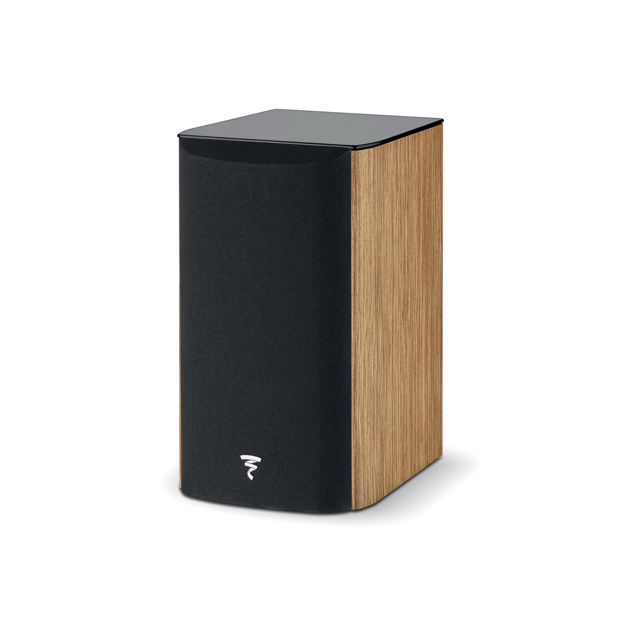Boxa Focal ARIA EVO X N°1, vedere din unghi de 34°, culoare nuc, grilaj frontal negru, logo vizibil.