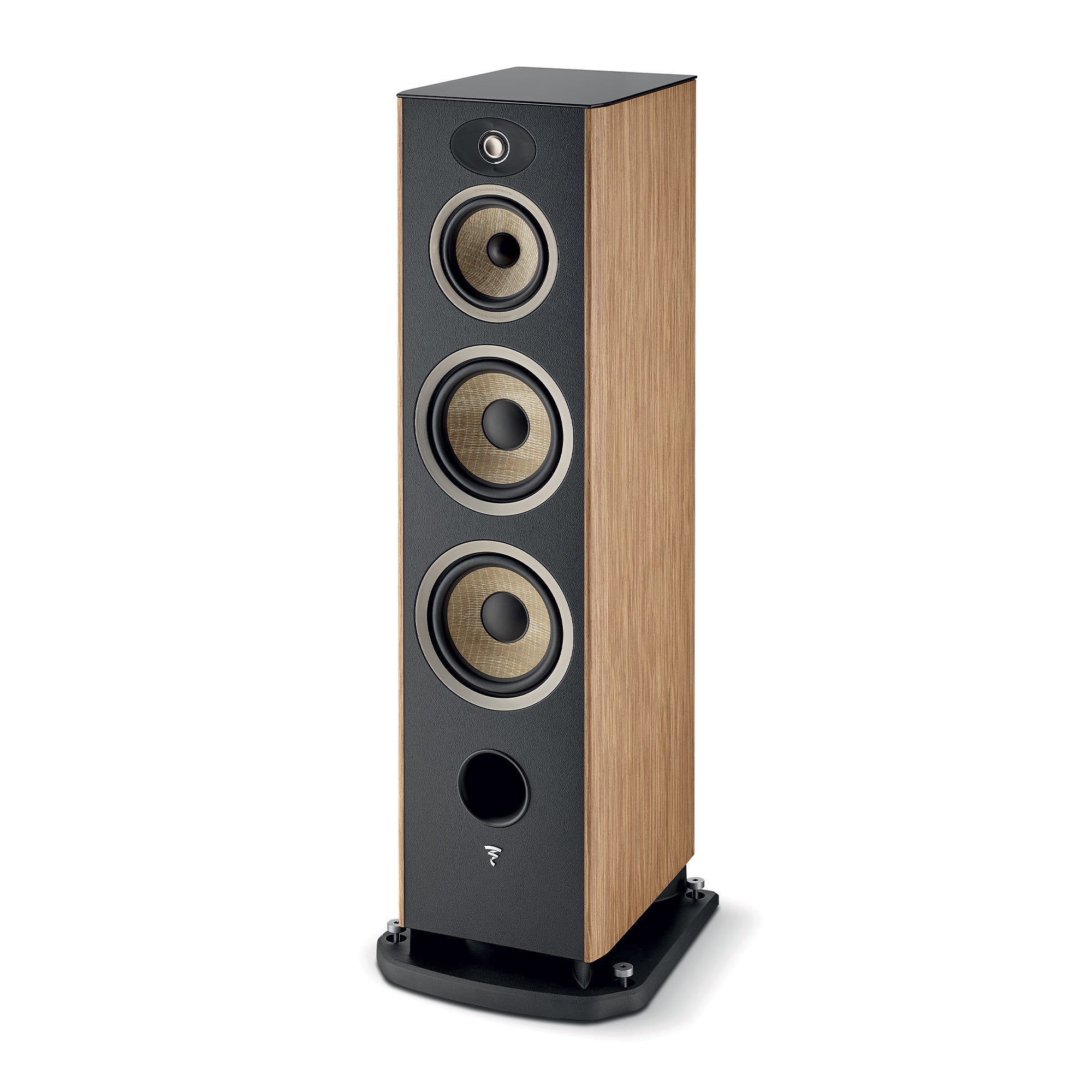 Boxa de podea Focal ARIA EVO X N4, culoare nuc, vedere din unghi de 34°, trei difuzoare frontale.