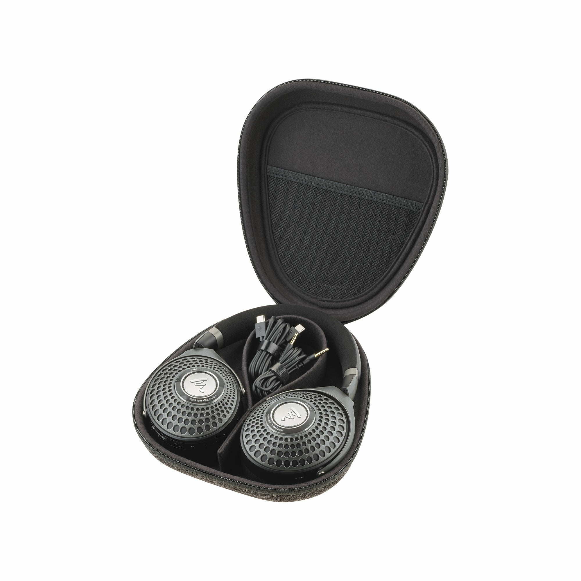 Căști Focal Bathys Bluetooth gri în husă de transport, cu cabluri USB-C și jack 3.5mm vizibile în interior.