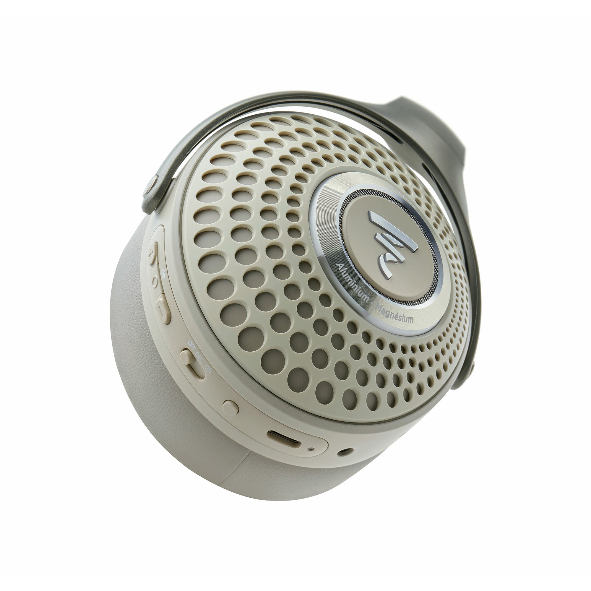 Focal Bathys Casti Bluetooth, vedere de aproape în culoarea dune, arată difuzorul și portul USB-C.