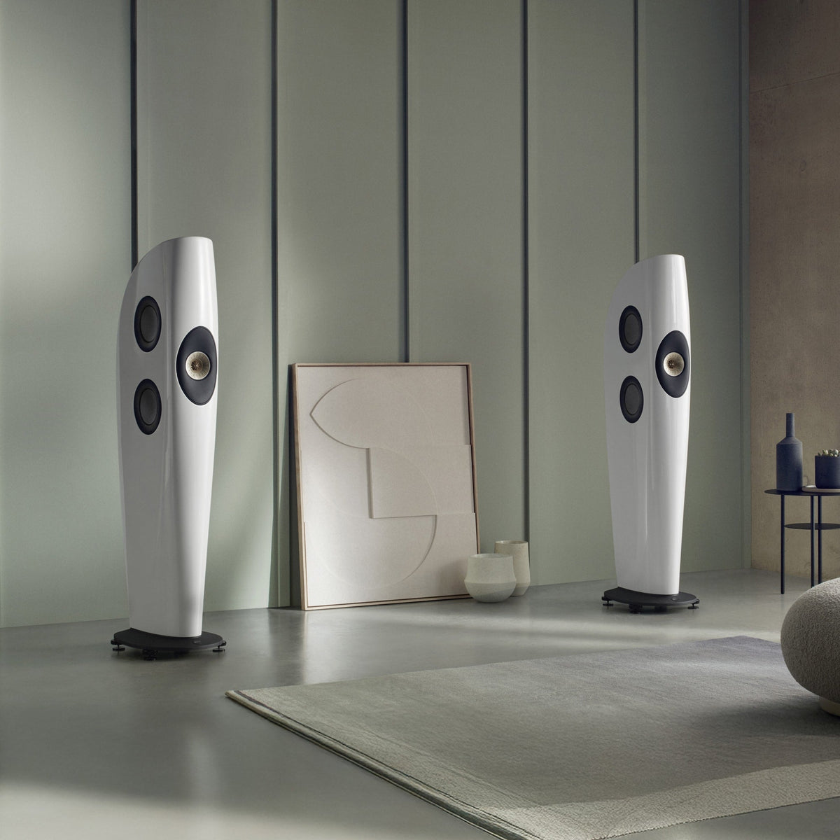 Boxe de podea KEF Blade Two Meta finisaj Arctic White / Champagne, fotografie oficială KEF