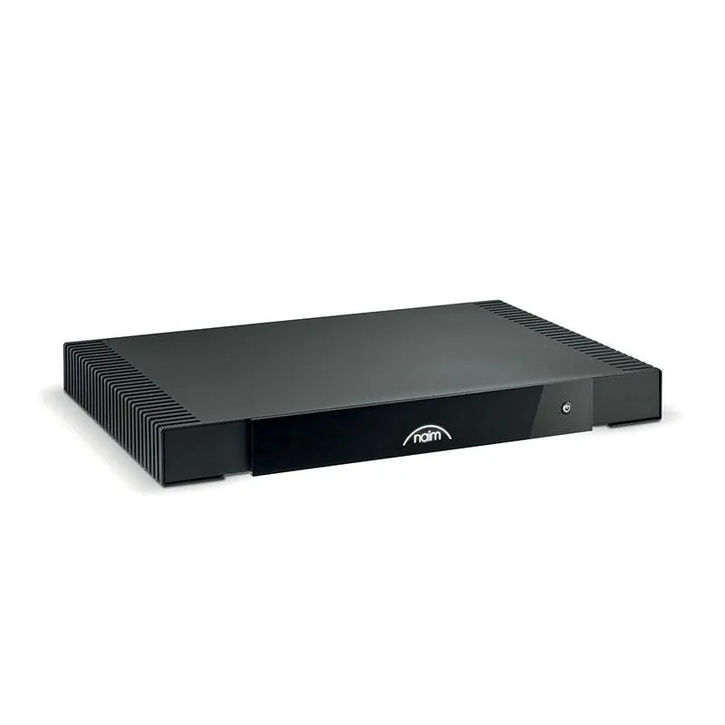 Amplificator Naim CI-NAP 101 negru, vedere frontală laterală, cu grile de răcire și buton pornire.
