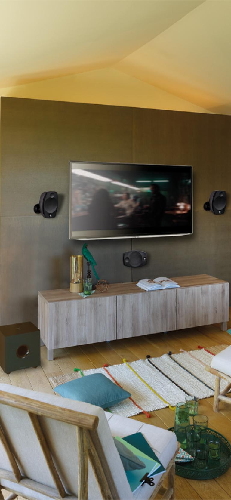 Sistemul Focal Sib Evo Dolby Atmos 5.1.2 instalat într-un living.