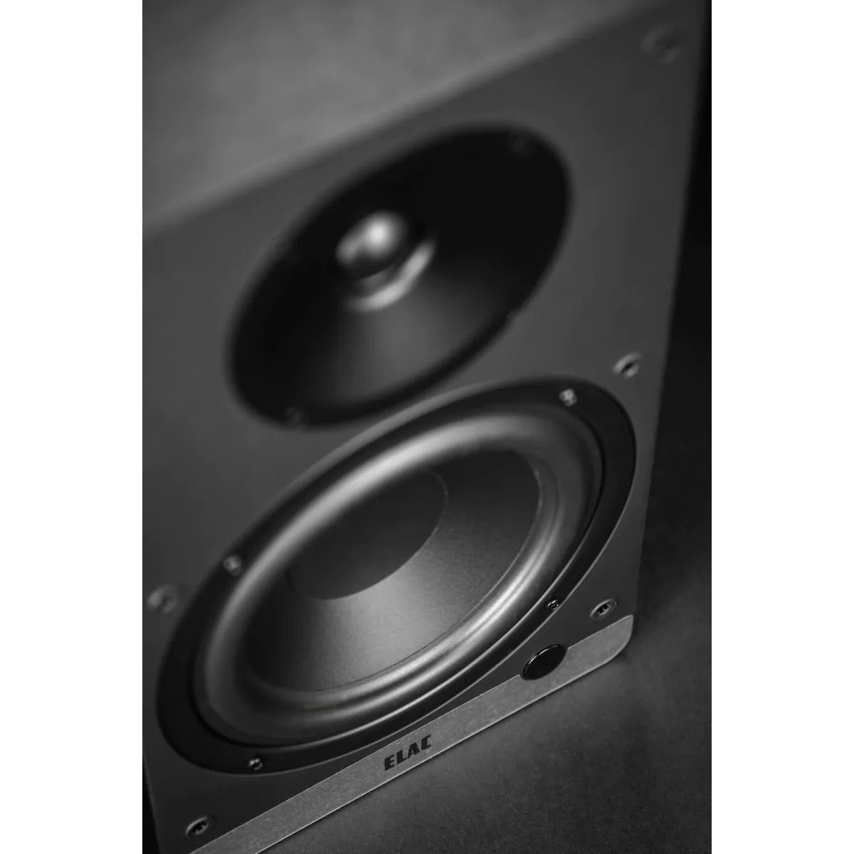 Boxă activă Elac Debut ConneX DCB61 neagră, vedere detaliată frontală cu woofer și tweeter vizibile.