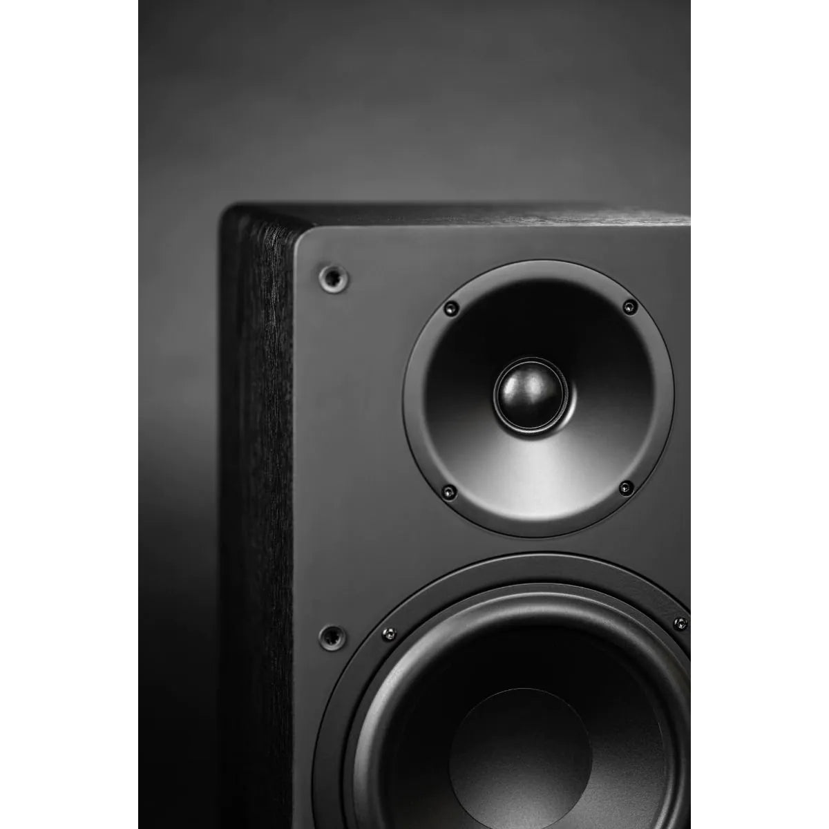 Boxă activă Elac Debut ConneX DCB61 neagră, vedere detaliată frontală cu tweeter și woofer vizibile.