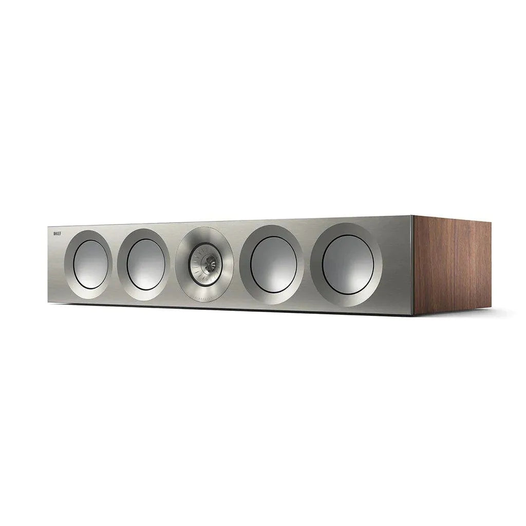 Boxa centru KEF Reference 4 Meta, vedere din unghi frontal-dreapta, finisaj argintiu cu laterale din lemn.#color_walnut
