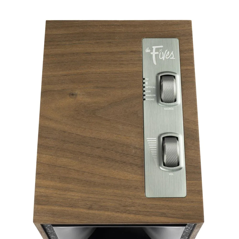 Vedere de sus a boxei Klipsch The Fives culoare nuc, cu butoane pentru volum și selectare sursă vizibile.