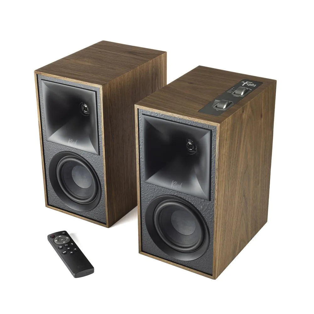 Boxe active Klipsch The Fives maro, vedere frontală și superioară, difuzoare vizibile și telecomandă inclusă.