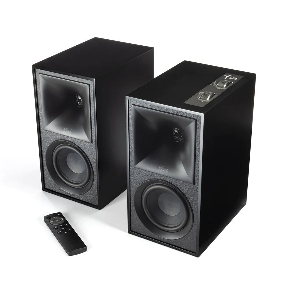 Boxe active Klipsch The Fives negre, vedere frontală și superioară, cu telecomandă și butoane vizibile.