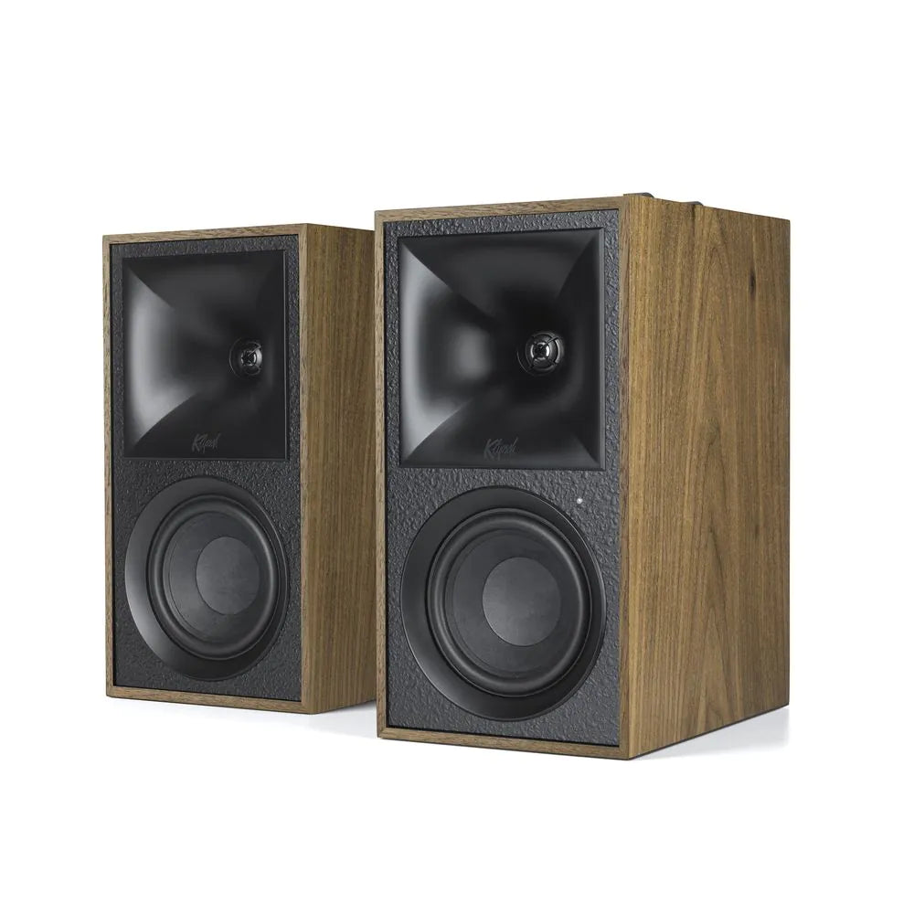 Boxe active Klipsch The Fives, vedere frontală unghi lateral, finisaj lemn, difuzoare și tweetere vizibile.