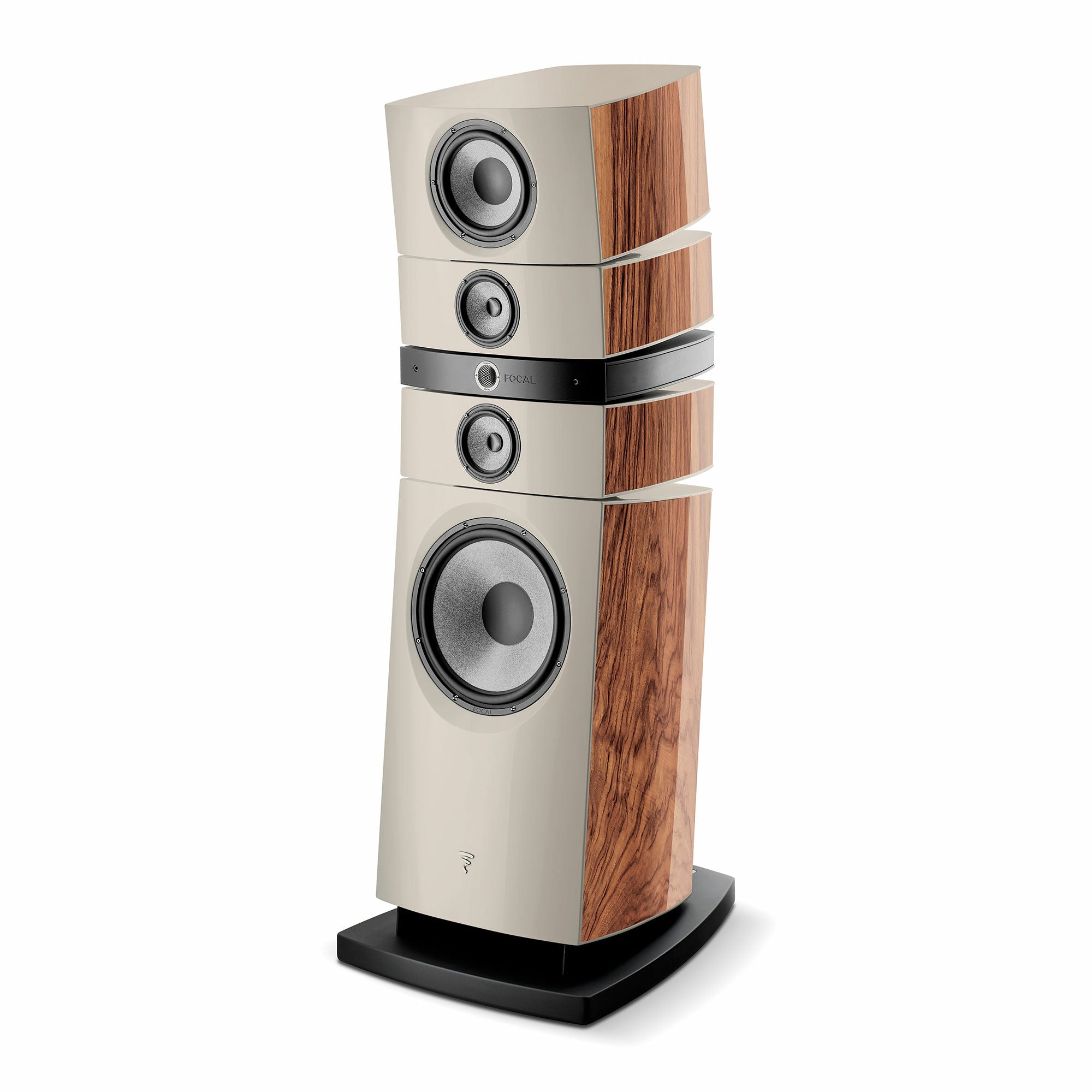 Focal Grande Utopia EM Evo, vedere din unghi de 34°, culoare noyer natural, difuzoare multiple vizibile.