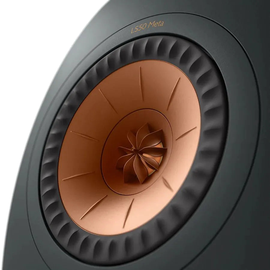 Difuzor central KEF LS50 Meta negru, vedere detaliată a driverului Uni-Q cu con cupru și margine texturată.