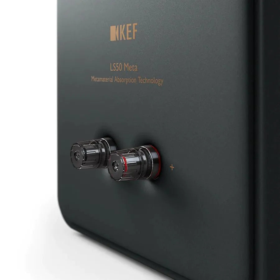 Conectori bi-wire aurii și inscripția "KEF LS50 Meta" vizibile pe spatele boxei pasive negre.