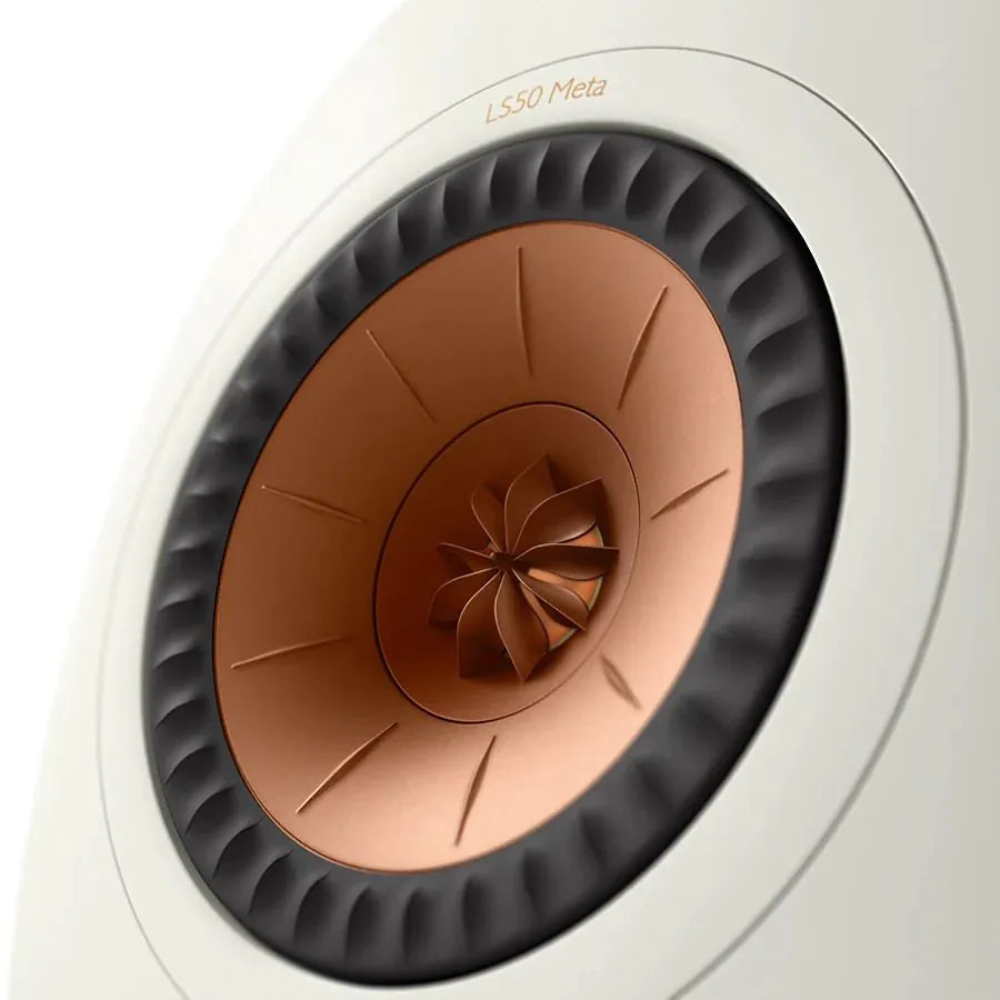 Difuzor KEF LS50 Meta alb, vedere detaliată frontală cu driver Uni-Q central cu con de culoare cupru.