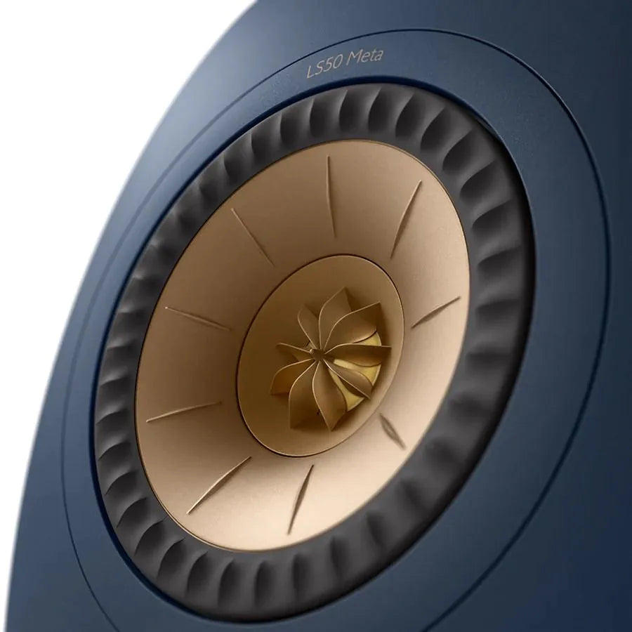 Difuzor frontal KEF LS50 Meta albastru, close-up pe driver Uni-Q cu con auriu și inel de dispersie negru.