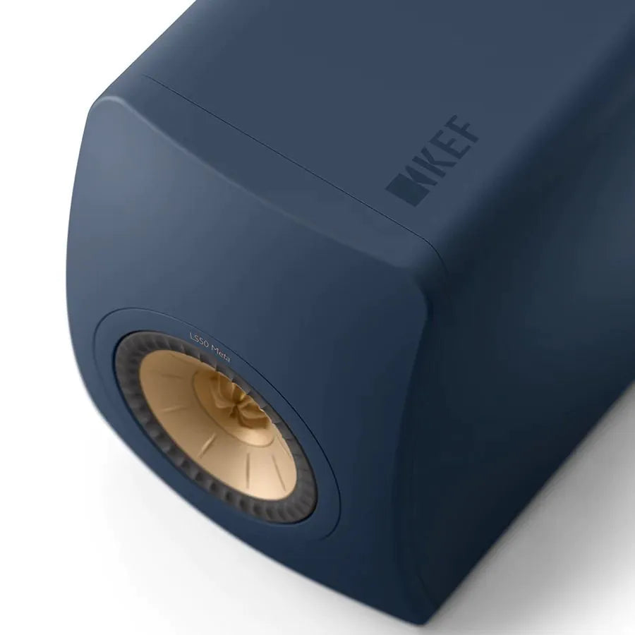 Boxă pasivă KEF LS50 Meta albastru închis, vedere laterală cu difuzor Uni-Q auriu și logo KEF vizibil.