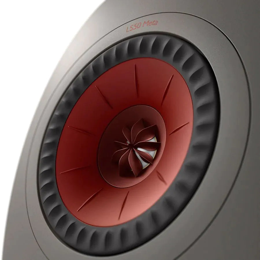 Difuzor roșu Uni-Q al boxei KEF LS50 Meta, vedere macro frontală, inscripție LS50 Meta vizibilă.