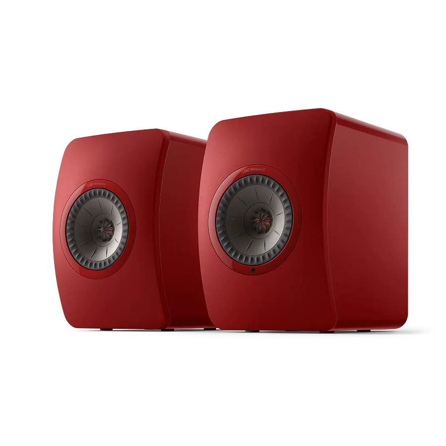 Boxe active KEF LS50 Wireless II roșii, vedere frontală și laterală, difuzor Uni-Q central vizibil.