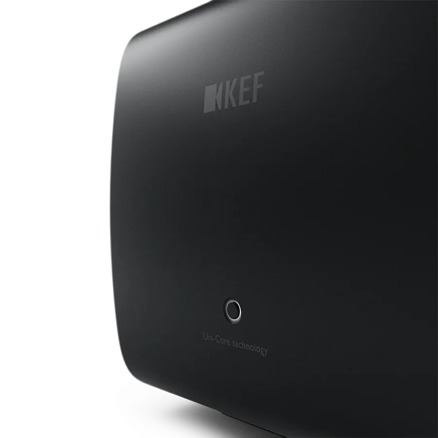Prim-plan lateral subwoofer KEF KC62 Carbon Black, evidențiind tehnologia Uni-Core și logo-ul KEF.