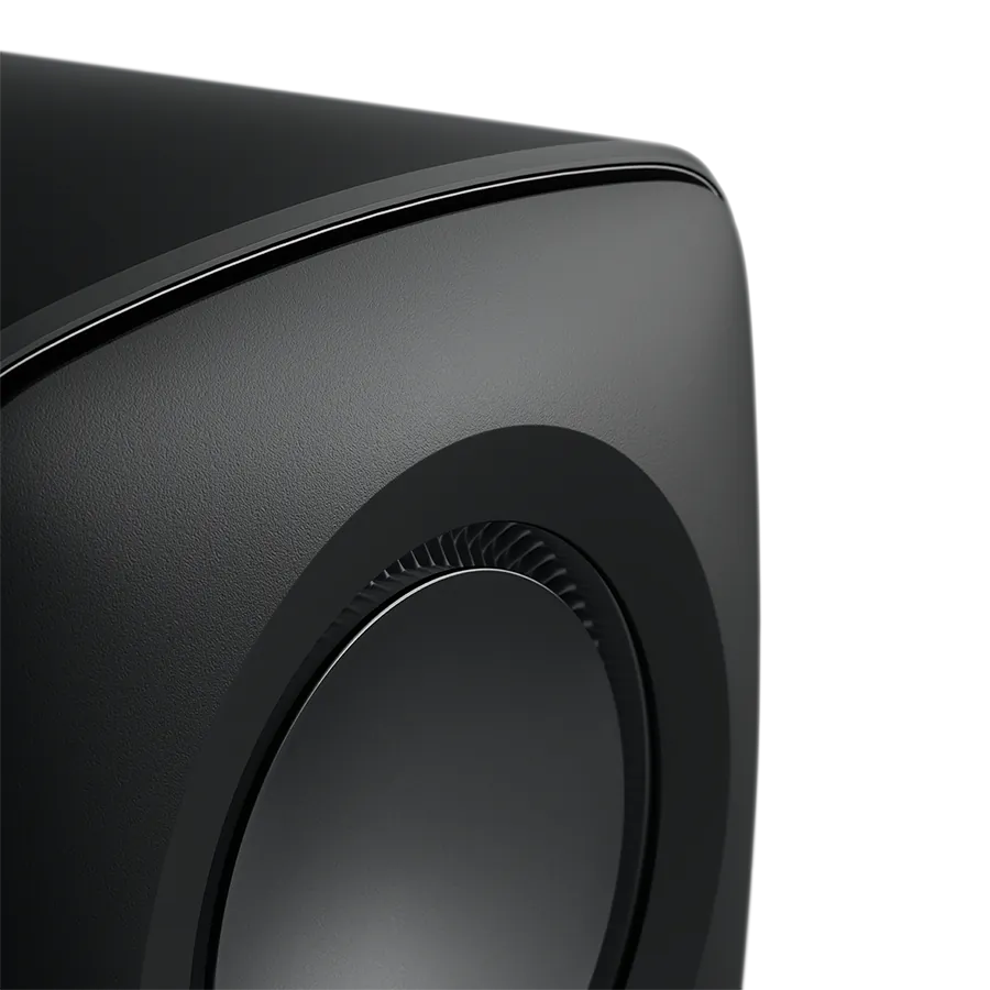 Prim-plan lateral KEF KC62 Subwoofer culoare Carbon Black, evidențiind difuzorul de 16.5 cm și carcasa curbată.