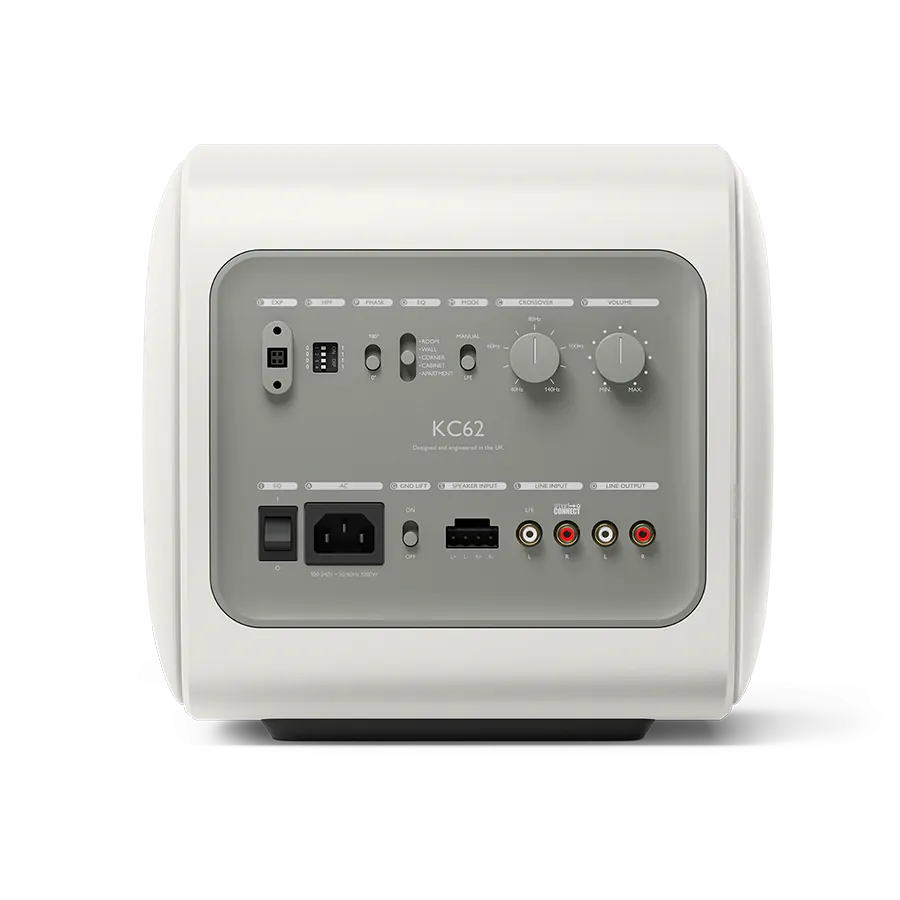 Subwoofer KEF KC62 Mineral White, vedere din spate cu panou de control, intrări RCA și comenzi EQ.