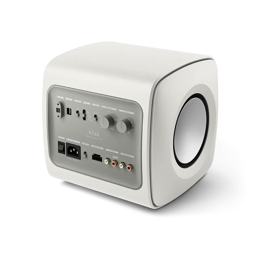 Subwoofer KEF KC62 Mineral White, vedere spate unghiulară, panou conectivitate complet vizibil.