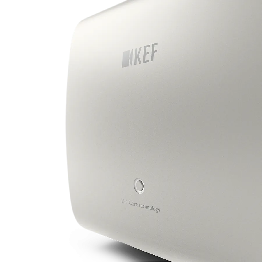 Close-up lateral KEF KC62 Subwoofer mineral white, logo KEF vizibil și tehnologie Uni-Core evidențiată.