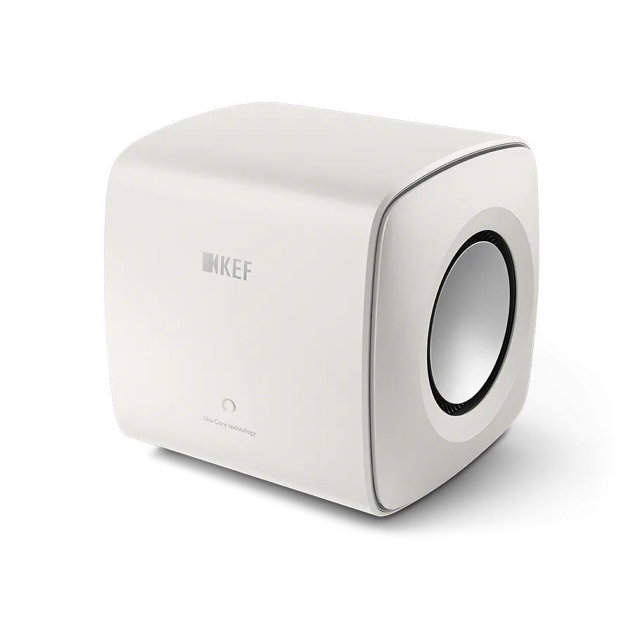 Subwoofer KEF KC62 Mineral White, vedere unghi frontal, logo KEF vizibil, difuzor lateral expus.#color_white