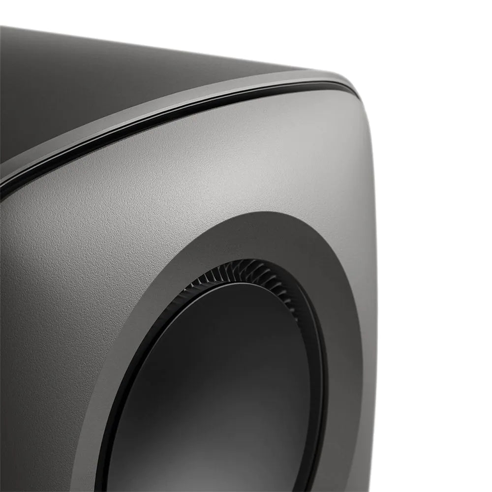 Prim-plan lateral KEF KC62 Subwoofer Titan, evidențiind difuzorul de 16.5 cm și finisajul metalic.