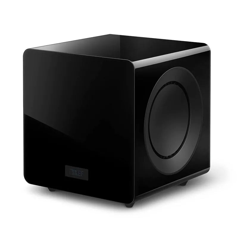 Subwoofer KEF KC92 negru, vedere din unghi, cu difuzor lateral de 23cm și logo KEF frontal vizibil.