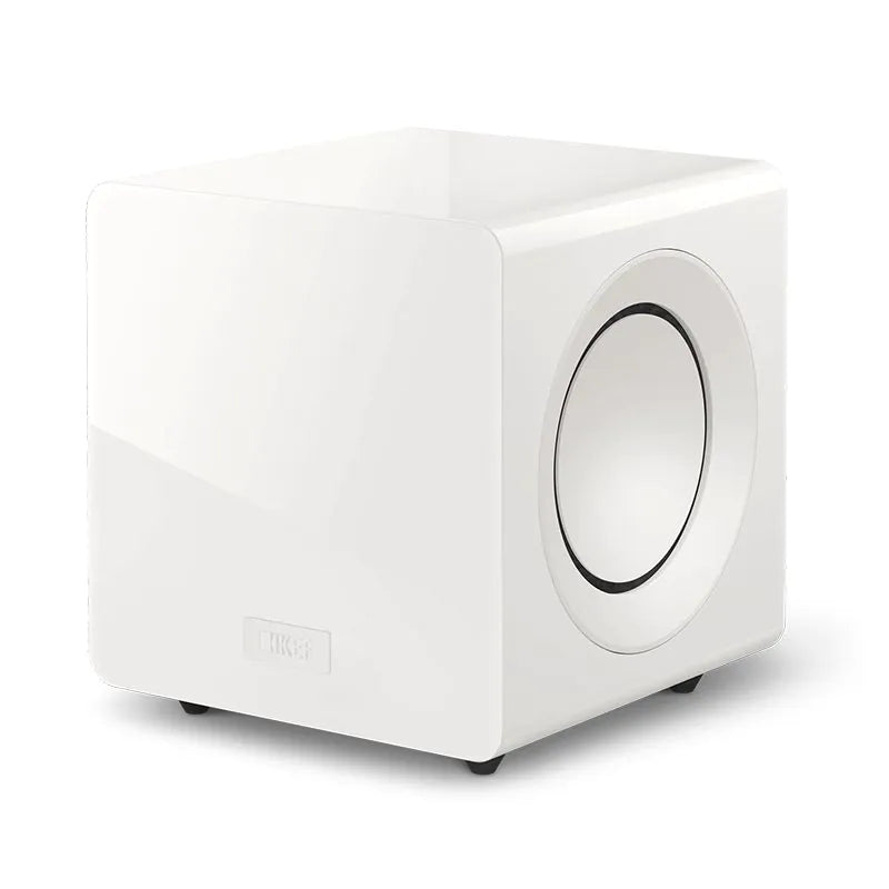 Subwoofer KEF KC92 alb, vedere din unghi, cu difuzor lateral de 23 cm vizibil și logo KEF frontal.#color_white
