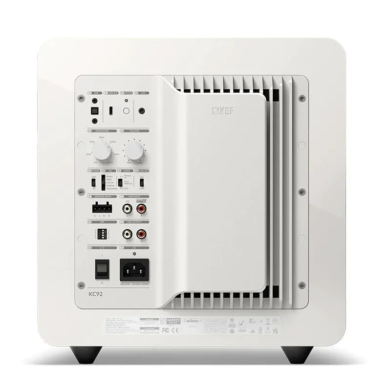 Spate subwoofer KEF KC92 alb, 1000W, conexiuni RCA, comenzi volum și frecvență, port alimentare.